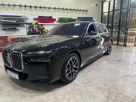 럭셔리의 새 기준, BMW 740i 유광화이트 전체랩핑 / 인천 서구