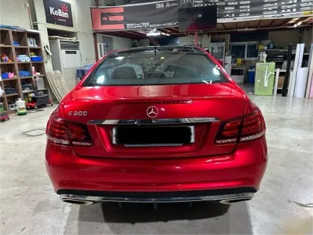 벤츠 E200 쿠페, 유광 메탈릭 캔디레드 랩핑으로 레드카펫 위 주인공처럼! / 인천 서구