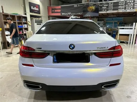 BMW 740Li 전체랩핑: 고광택 화이트 골드 스파클로 완성한 플래그십의 새로운 분위기 / 인천 서구