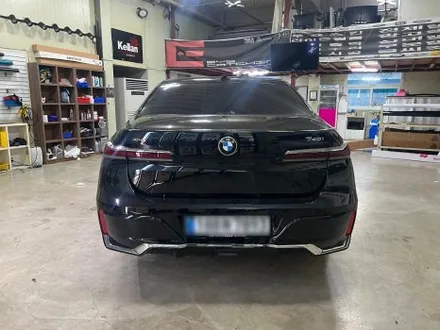 럭셔리의 새 기준, BMW 740i 유광화이트 전체랩핑 / 인천 서구