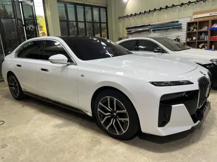 럭셔리의 새 기준, BMW 740i 유광화이트 전체랩핑 / 인천 서구
