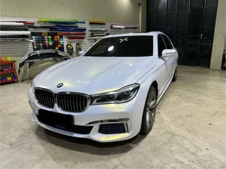 BMW 740Li 전체랩핑: 고광택 화이트 골드 스파클로 완성한 플래그십의 새로운 분위기 / 인천 서구