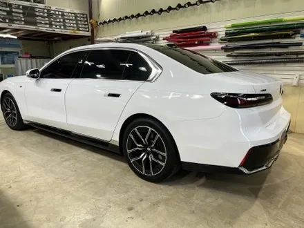 럭셔리의 새 기준, BMW 740i 유광화이트 전체랩핑 / 인천 서구