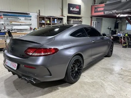 도회적인 매력으로 재탄생한 벤츠 C63 AMG 전체랩핑 / 인천 서구