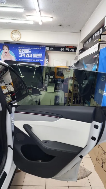 테슬라  모델Y주니퍼를 만나 행복한 틴팅으로 그 즐거움을 찿아봅니다. / 서울 서대문구 연희동