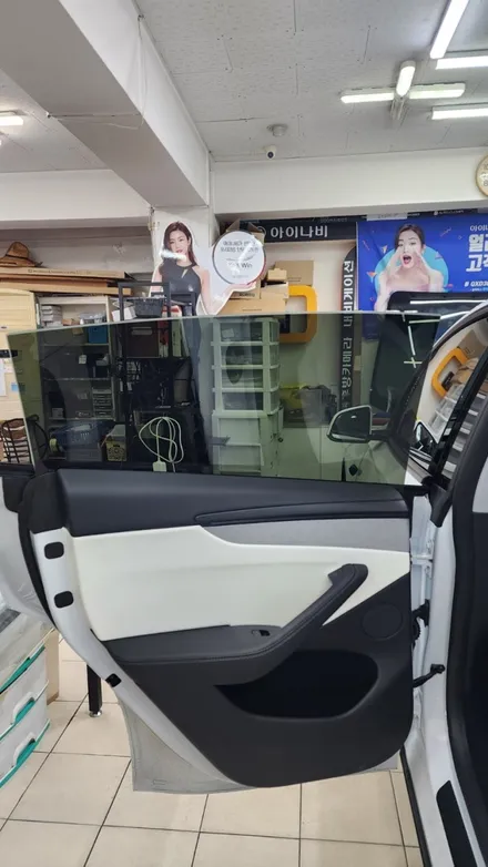 테슬라  모델Y주니퍼를 만나 행복한 틴팅으로 그 즐거움을 찿아봅니다. / 서울 서대문구 연희동