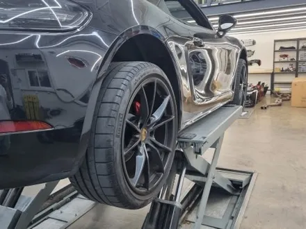 [핏먼트 울산]포르쉐 718 카이맨 GTS 독일 명품 ST 허브 스페이스 딱 떨어지게 장착해 봅니다. 안정감 있는 드라이빙과 빵빵한 자태를 원하신다면 더 늦지 않게 챙겨보세요~