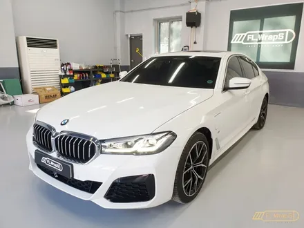 BMW 신형 5시리즈 LCi 윈도우 크롬 몰딩, 사이드 미러 부분 랩핑 유광 블랙 - 강동, 송파, 하남 미사 자동차 랩핑, 루프스킨, PPF 전문 시공점 :: 하남 플랩스 / 하남 천현동