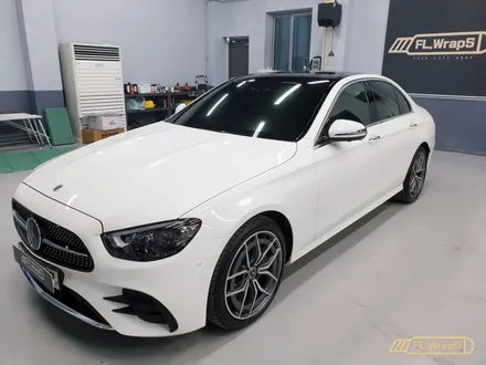 벤츠 E클래스 페이스리프트 E220d AMG 라인 유광블랙 루프스킨 시공 - 강동구, 송파구, 미사 자동차 랩핑, PPF, 썬팅 추천 / 하남 랩핑 전문 플랩스 / 하남 천현동