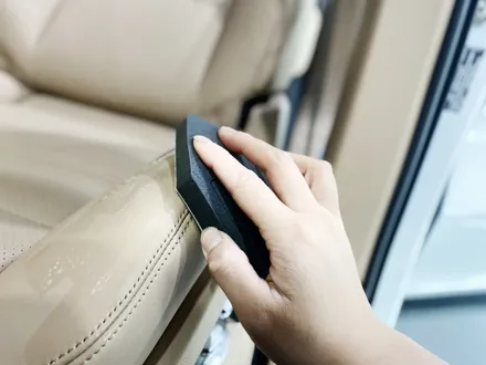 포르쉐 전시장에서 선택한 자동차 가죽시트코팅은 UG가죽코팅! / 인천 남동