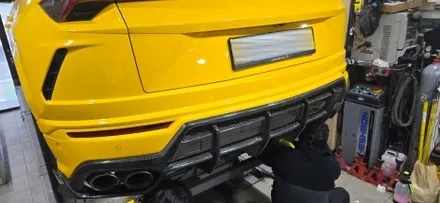 서울 부산 람보르기니 우루스 후방사고 수리, 카본 디퓨저 교체 완료