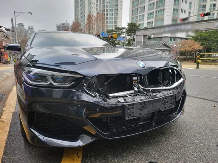 BMW 840i 사고수리(보험수리)로 아이코닉글로우 장착 & 850i 개조 가능합니다.