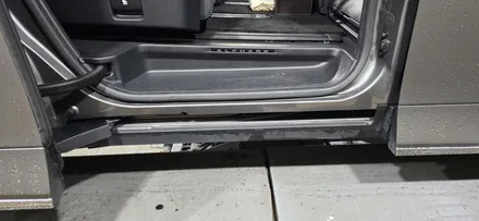 도요타 알파드 자동 사이드스텝 장착