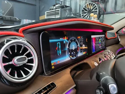 벤츠E220d - \' E클래스 실내 끝판왕 \' 와이드콕핏 , 송풍구 엠비언트, 3D부메스터