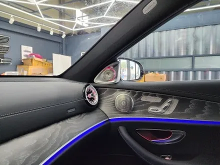 벤츠 E350- 송풍구엠비언트(벤츠정품led), 4d부메스터(애프터), 계기판상단엠비언트(벤츠정품), R버튼(벤츠정품)