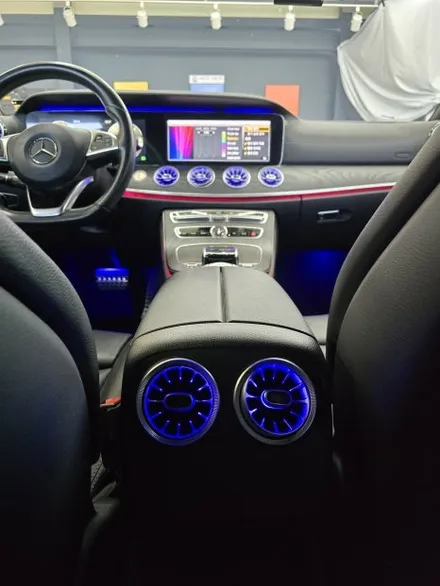 벤츠 e220d 쿠페 - 와이드콕핏, 송풍구엠비언트, 멀티컬러 코딩
