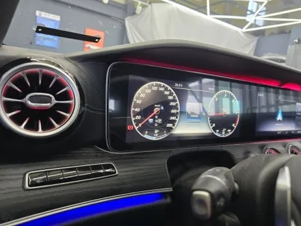 벤츠 e220d 쿠페 - 와이드콕핏, 송풍구엠비언트, 멀티컬러 코딩