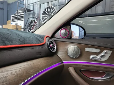 벤츠E220d - \' E클래스 실내 끝판왕 \' 와이드콕핏 , 송풍구 엠비언트, 3D부메스터