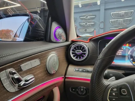 벤츠E220d - \' E클래스 실내 끝판왕 \' 와이드콕핏 , 송풍구 엠비언트, 3D부메스터