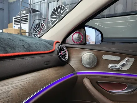 벤츠E220d - \' E클래스 실내 끝판왕 \' 와이드콕핏 , 송풍구 엠비언트, 3D부메스터