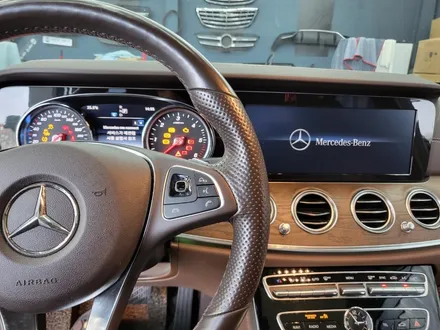 벤츠E220d - \' E클래스 실내 끝판왕 \' 와이드콕핏 , 송풍구 엠비언트, 3D부메스터
