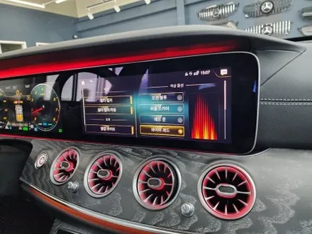 벤츠 E350- 송풍구엠비언트(벤츠정품led), 4d부메스터(애프터), 계기판상단엠비언트(벤츠정품), R버튼(벤츠정품)