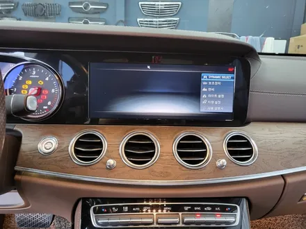 벤츠E220d - \' E클래스 실내 끝판왕 \' 와이드콕핏 , 송풍구 엠비언트, 3D부메스터