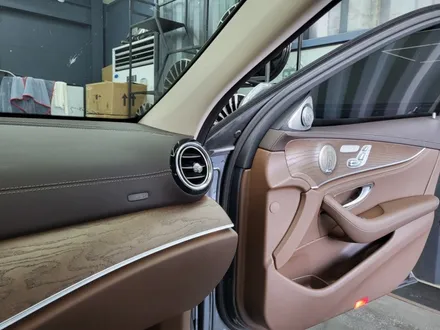벤츠E220d - \' E클래스 실내 끝판왕 \' 와이드콕핏 , 송풍구 엠비언트, 3D부메스터