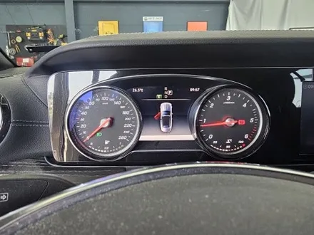 벤츠 e220d 쿠페 - 와이드콕핏, 송풍구엠비언트, 멀티컬러 코딩