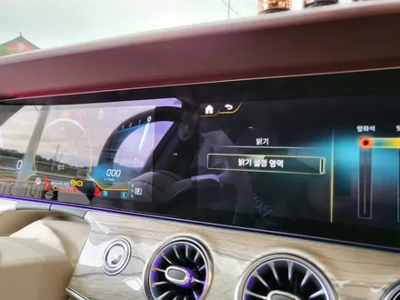 벤츠 CLS450 페이스리프트 - 계기판 상단 엠비언트 \