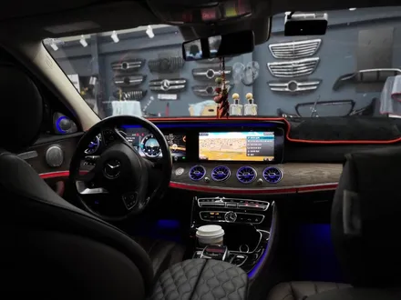 벤츠E220d - \' E클래스 실내 끝판왕 \' 와이드콕핏 , 송풍구 엠비언트, 3D부메스터