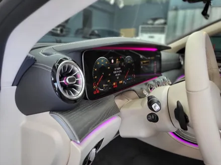 벤츠 CLS450 -  와이드콕핏 상단 엠비언트, 2열송풍구 엠비언트, R버튼