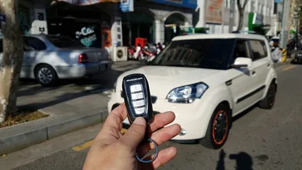 기아 쏘울 차량에 근접도어 스마트키리모컨과 버튼시동을 한번에 해결할수 있는 매직카 아테나 원격시동경보기 가자카 자동차용품점에서 시공해 드립니다. 매직카 서울 인천 우수시공 판매as / 양천구 신월동