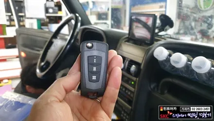 구형 뉴코란도 이차를 보면 옛날 생각나시는 분들 많으시죠.. ^^  리모컨이 고장나서 저희 폴딩키 자동차 리모컨 설치 해 드렸습니다. / 양천구 신월동