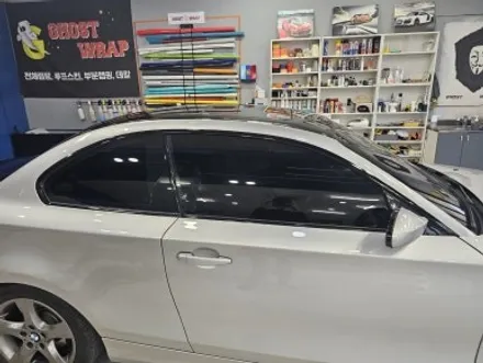 BMW 120D 쿠페 |  윈도우몰딩 크롬 삭제 + 블랙 루프스킨!  크롬 OUT, 블랙으로 완성! | 고양랩핑/일산랩핑/파주랩핑/강서랩핑/은평랩핑 / 고양 일산 덕양구