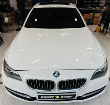 BMW 528i: 루프스킨 랩핑 제거와 보조석 크롬 교체의 완벽한 조화[고양/일산/파주 랩핑 이야기]🚖✨ / 고양 일산 덕양구