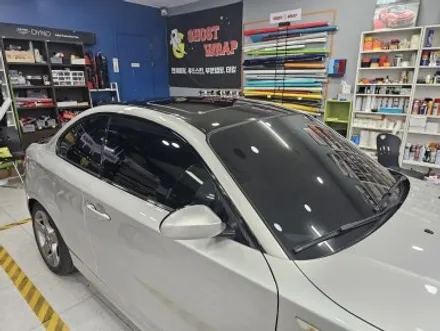 BMW 120D 쿠페 |  윈도우몰딩 크롬 삭제 + 블랙 루프스킨!  크롬 OUT, 블랙으로 완성! | 고양랩핑/일산랩핑/파주랩핑/강서랩핑/은평랩핑 / 고양 일산 덕양구