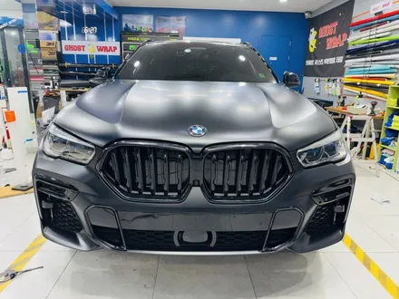 BMW X6, 차가 완전히 달라졌어요! 전체 랩핑 제거  +석회물 제거 +사틴 블랙 랩핑 재시공+ 유리막 코팅(고양 일산 파주 랩핑샵에서 만나요) / 고양 일산 덕양구