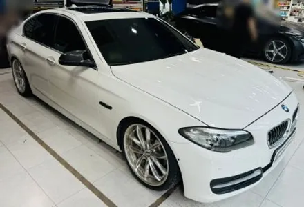 BMW 528i: 루프스킨 랩핑 제거와 보조석 크롬 교체의 완벽한 조화[고양/일산/파주 랩핑 이야기]🚖✨ / 고양 일산 덕양구