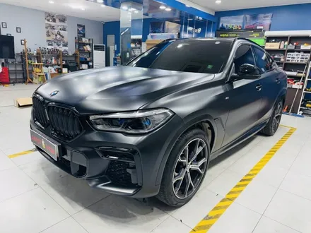 BMW X6, 차가 완전히 달라졌어요! 전체 랩핑 제거  +석회물 제거 +사틴 블랙 랩핑 재시공+ 유리막 코팅(고양 일산 파주 랩핑샵에서 만나요) / 고양 일산 덕양구