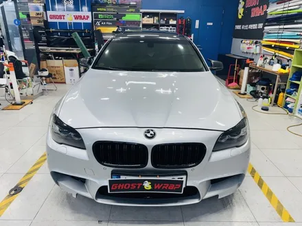 BMW 5시리즈 F바디 실내 랩핑, 브러쉬드 스틸로 유니크한 매력 뽐내기! 고양 강서 랩핑샵 / 고양 일산 덕양구