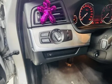 BMW 5시리즈 F바디 실내 랩핑, 브러쉬드 스틸로 유니크한 매력 뽐내기! 고양 강서 랩핑샵 / 고양 일산 덕양구