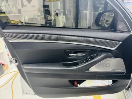 BMW 5시리즈 F바디 실내 랩핑, 브러쉬드 스틸로 유니크한 매력 뽐내기! 고양 강서 랩핑샵 / 고양 일산 덕양구