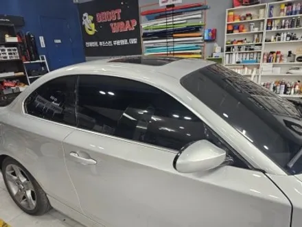 BMW 120D 쿠페 |  윈도우몰딩 크롬 삭제 + 블랙 루프스킨!  크롬 OUT, 블랙으로 완성! | 고양랩핑/일산랩핑/파주랩핑/강서랩핑/은평랩핑 / 고양 일산 덕양구