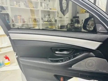 BMW 5시리즈 F바디 실내 랩핑, 브러쉬드 스틸로 유니크한 매력 뽐내기! 고양 강서 랩핑샵 / 고양 일산 덕양구