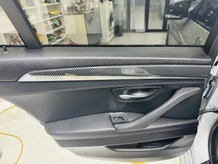 BMW 5시리즈 F바디 실내 랩핑, 브러쉬드 스틸로 유니크한 매력 뽐내기! 고양 강서 랩핑샵 / 고양 일산 덕양구
