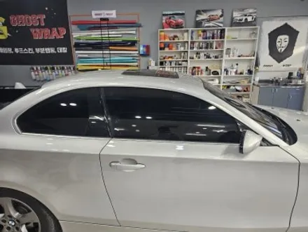 BMW 120D 쿠페 |  윈도우몰딩 크롬 삭제 + 블랙 루프스킨!  크롬 OUT, 블랙으로 완성! | 고양랩핑/일산랩핑/파주랩핑/강서랩핑/은평랩핑 / 고양 일산 덕양구