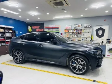 BMW X6, 차가 완전히 달라졌어요! 전체 랩핑 제거  +석회물 제거 +사틴 블랙 랩핑 재시공+ 유리막 코팅(고양 일산 파주 랩핑샵에서 만나요) / 고양 일산 덕양구