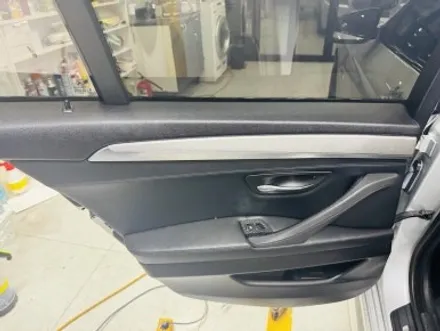 BMW 5시리즈 F바디 실내 랩핑, 브러쉬드 스틸로 유니크한 매력 뽐내기! 고양 강서 랩핑샵 / 고양 일산 덕양구