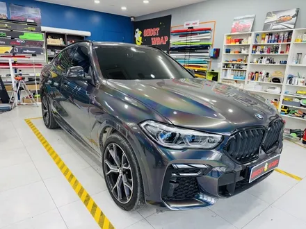 BMW X6, 차가 완전히 달라졌어요! 전체 랩핑 제거  +석회물 제거 +사틴 블랙 랩핑 재시공+ 유리막 코팅(고양 일산 파주 랩핑샵에서 만나요) / 고양 일산 덕양구